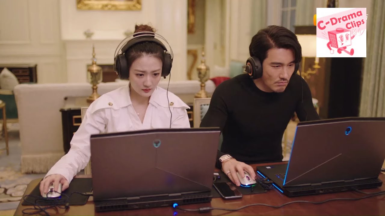 Seeing Senior GF playing game with another man, Jealous Junior BF refused to... | Love Scenery