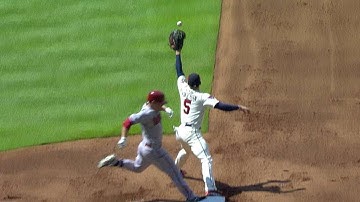 ARI@ATL: D-backs challenge out, overturned in 1st