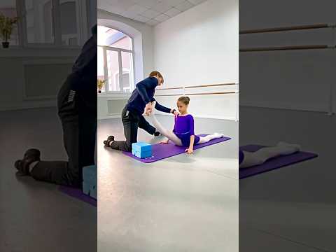 The teacher is testing my flexibility 😁💜 #balletgymnastic