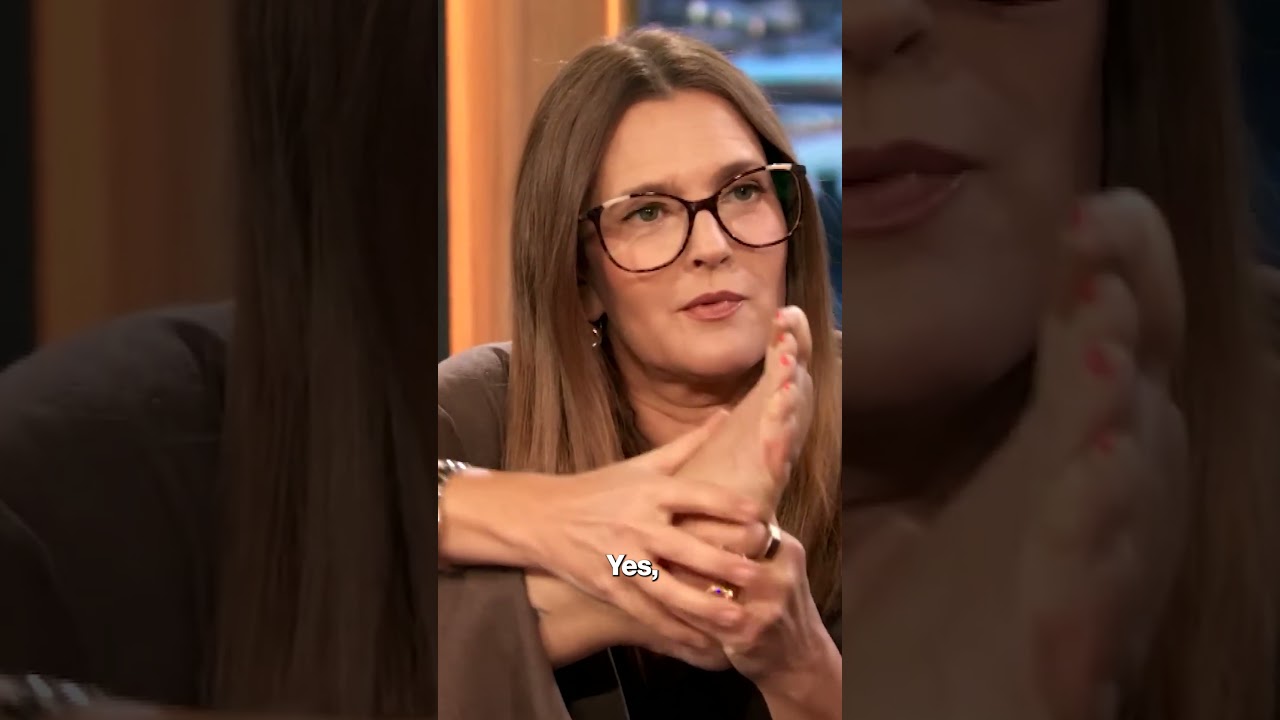 Дрю Бэрримор нюхает свои &laquo;грязные&raquo; ноги в прямом эфире и сует их в лица ведущих #шорты