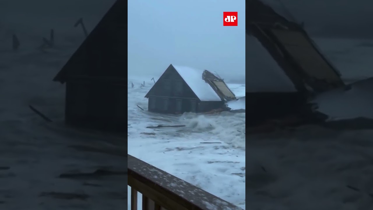 Casa desaba no mar durante tempestade de inverno nos EUA #shorts