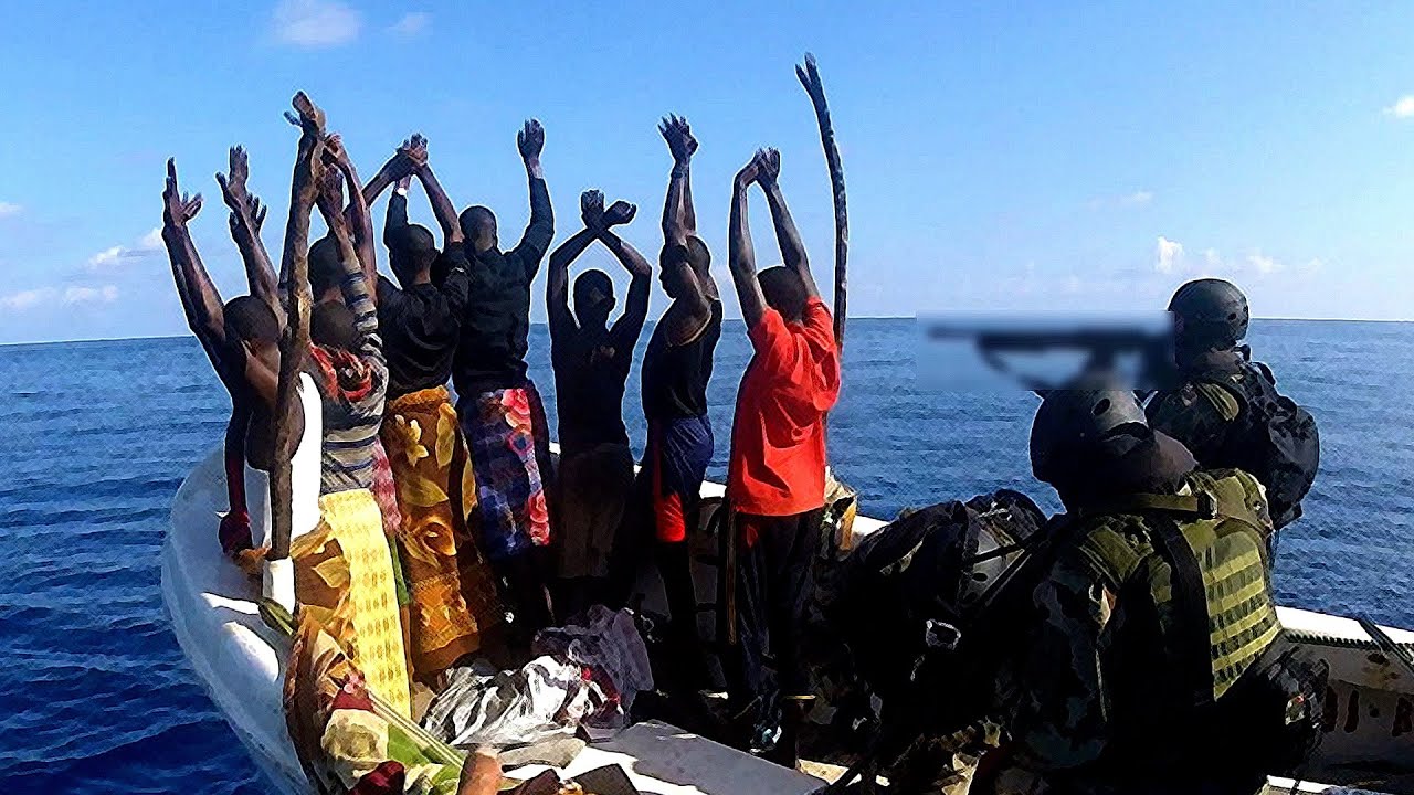 Судно террористами. Гвинейский залив пираты. Пираты 21 века Сомали. Сомалийские пираты 2020. Сомалийские пираты 2022.