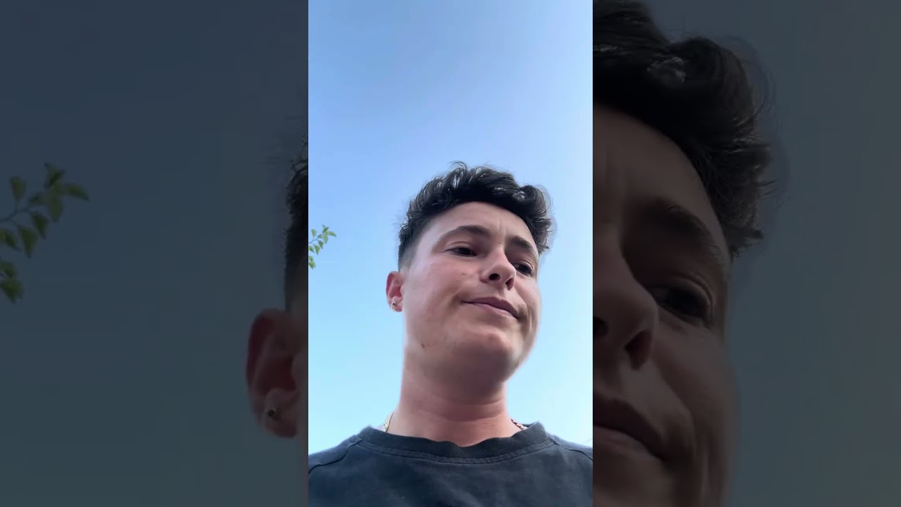 Mami po shkon në plazh, mua më la me pulat dhe qentë!” 😂🐔🐶