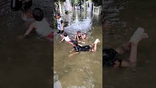 Berenang Disaat Banjir