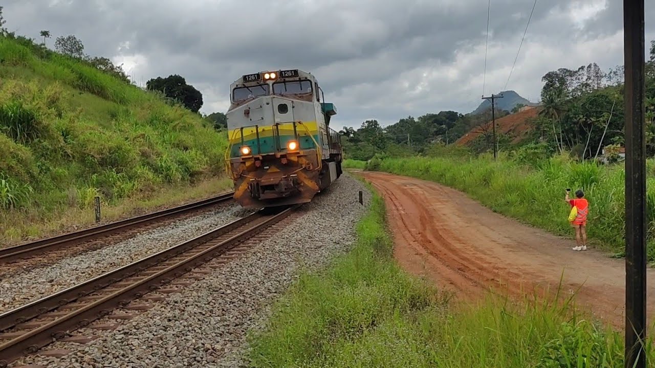 Trem Locotrol da Vale entrando no túnel.