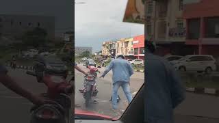 viral Seorang Pengendara Ini Tetap Sabar Walaupun Terlindas