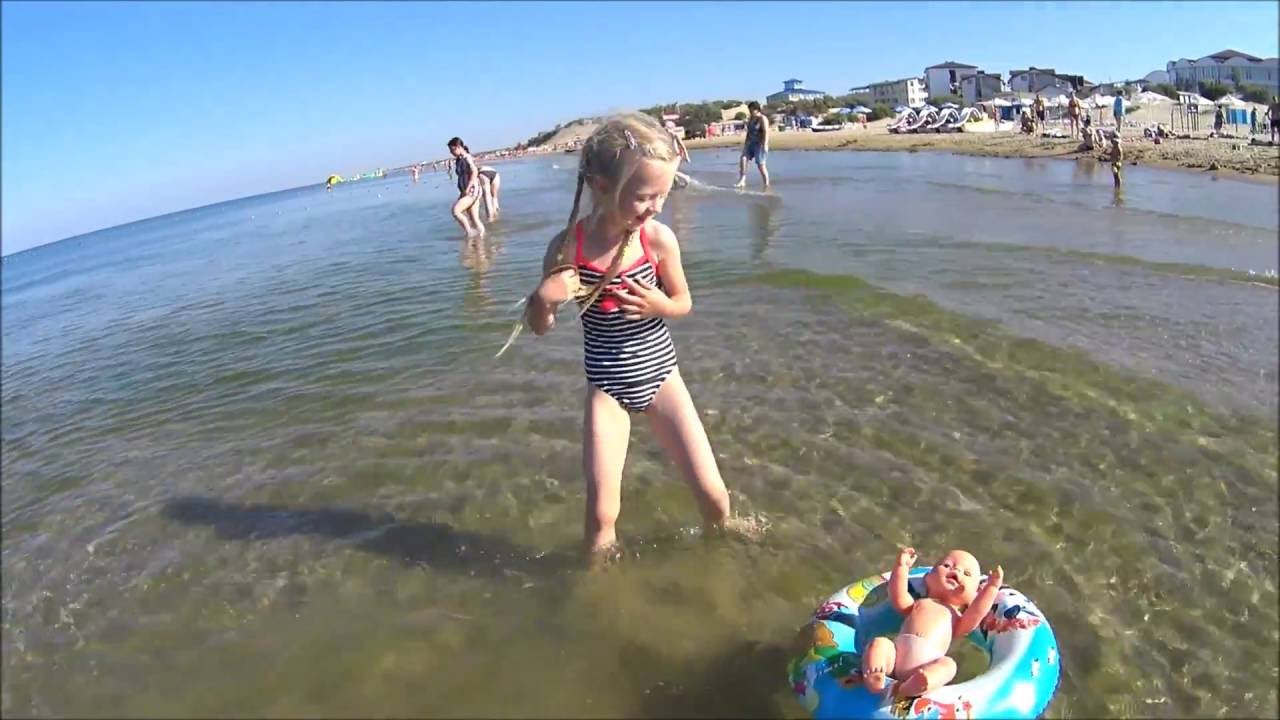 Море Анапа Лето Кукла Беби Борн и Саша купаются в море и скатываются с ...
