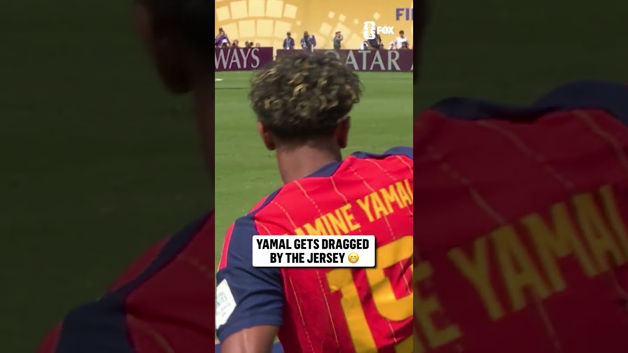 Nicolás Tagliafico gets ahold of Lamine Yamal's shirt on this play