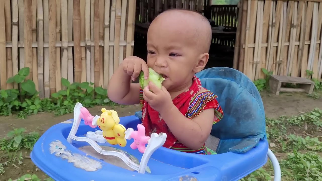 Poor mother with my little daughter selling super big banana flower