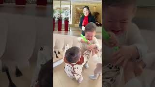 Baby playing with baby is so funny!!😂 おもちゃ1個をめぐって3人がギュッと掴んで離さないのが可愛い。🤣💗