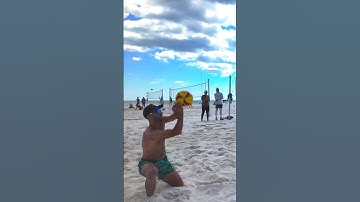 KNEELING Tomahawk Dig🤯🏝️🧠🔥#beachvolleyball #volleyball #athlete #beach #volleyballworld #avp