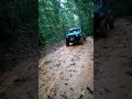 Suzuki jimny jb74 demostrando su poder en el lodo