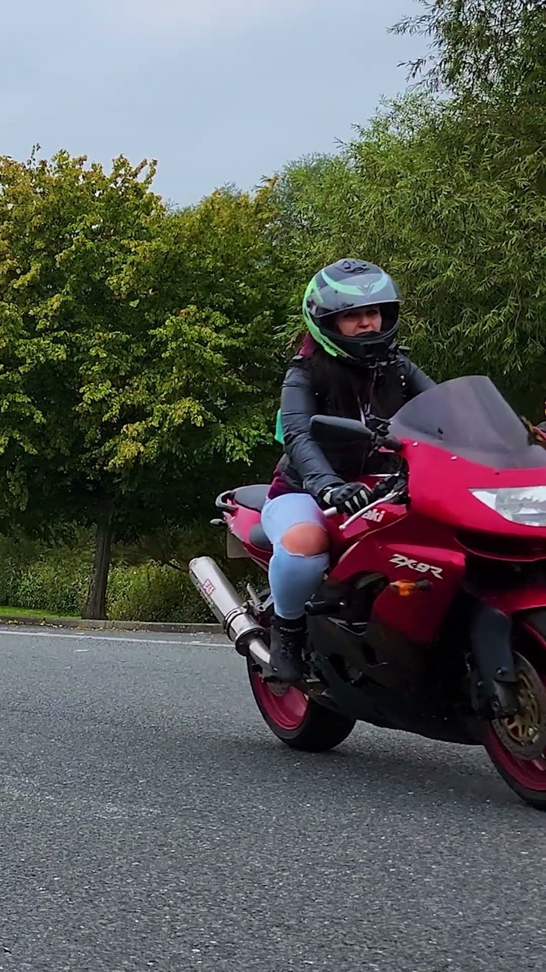 My Wife Tries a ZX-9R For The First Time #experiment #kawasaki