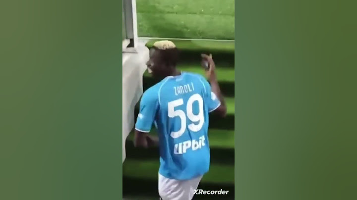Chiedono la maglia ad #osihmen dopo Frosinone Napoli ma succede questo 🤣🤣💙⚽️🇳🇬