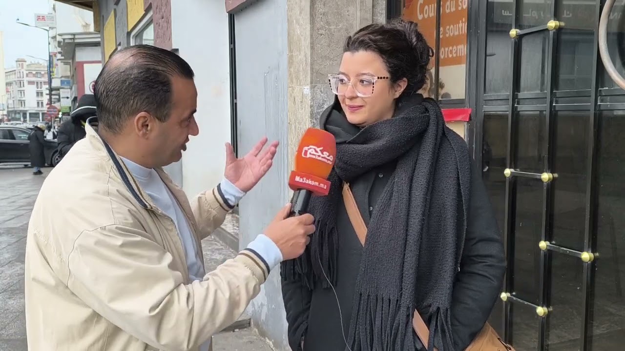 شابة كاتفرج في الافلام التركية 😱 😱 وعندها نظرة مختلفة للراجل