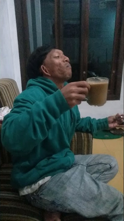 si oyong menikmati kopi malam