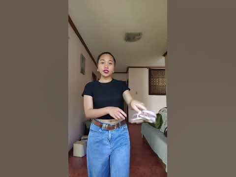 Selka yosh qiz U ajoyib kokraklarini korsatdi.