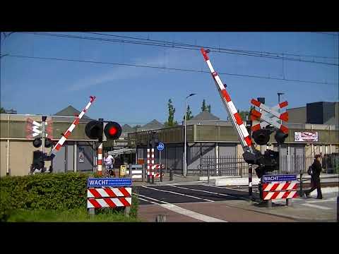 Spoorwegovergang IJsselstein (Achterveld) // Dutch railroad crossing