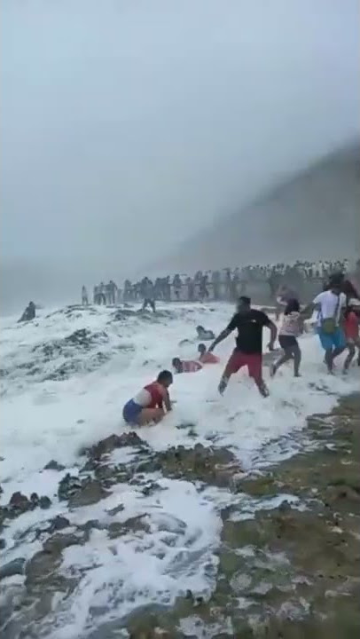 hanyut dibawa arus ombak ketika lagi asik melihat pemandangan di pantai😥😥#shorts
