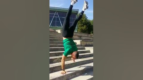 Démonstration | Descendre des escaliers en marchant sur les mains !