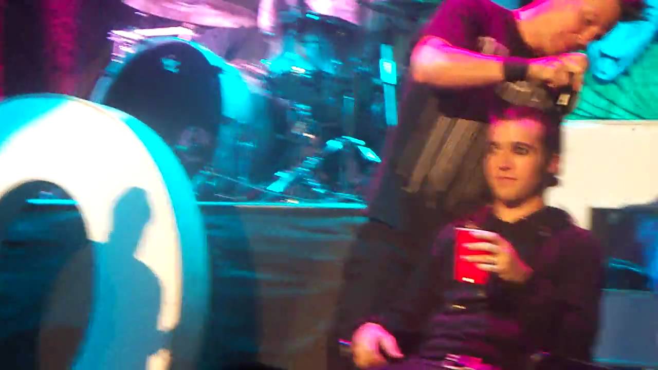 Mark Hoppus cuts Pete Wentz's hair!