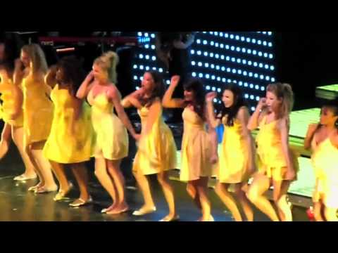 Glee Live: Halo/ Walking on Sunshine