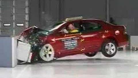 Crash Test 2006  2007 Ford Fusion / Lincoln MKZ (Front) IIHS