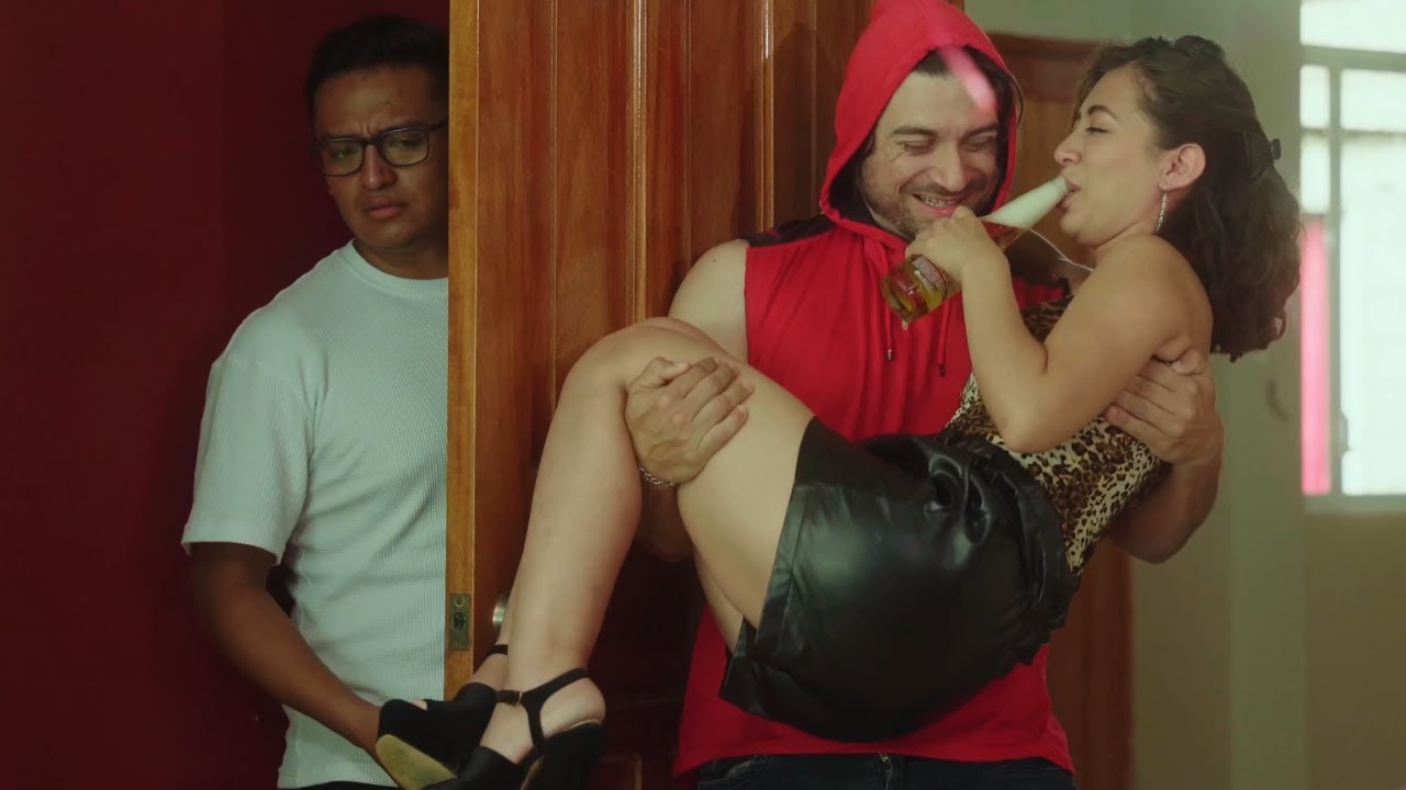 Traiciono a su novio que le amaba por meter con el hombre de la calle