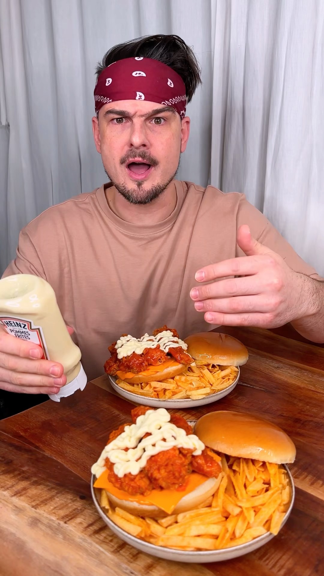 How to each FRIED CHICKEN burger and sauce properly with your friend??❤️?| CHEFKOUDY