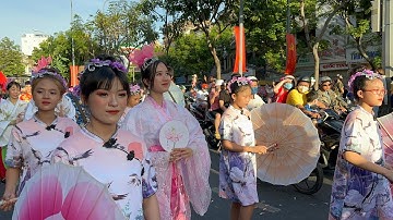 Hàng trăm đoàn lân tham gia lễ diễn hành Tết nguyên tiêu 2023 kẹt cứng con phố người hoa