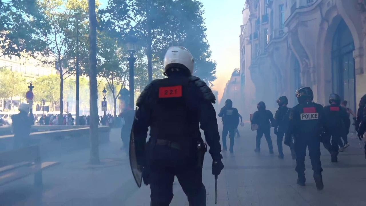 Parigi, scontri tra gilet gialli e polizia: lacrimogeni contro i manifestanti