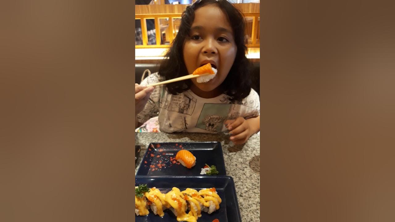 Au sedang makan sushi di ccm 