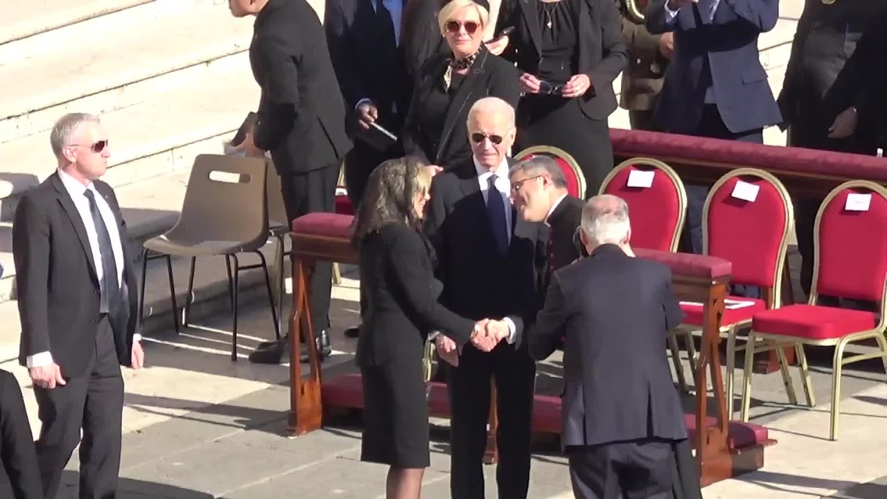 Funerali Papa Francesco, l'ingresso delle autorità sul sagrato di San Pietro