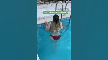 شنا کردن دختر ایرانی لخت تو استخر اوووف 