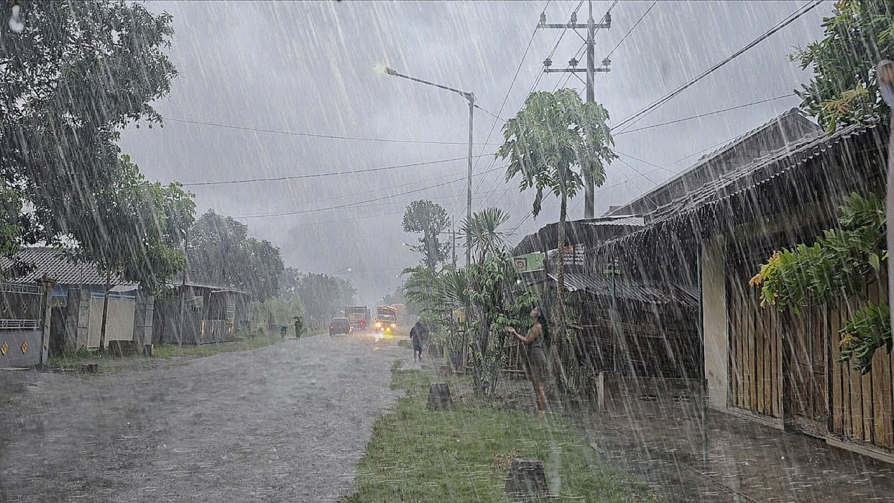 Rainstorm in the largest village hit the Indonesian village, strong wind storm and lightning