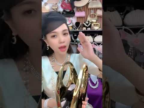 Bí quyết Phối Túi Bán Nguyệt Ánh Kim cùng Áo Dài Mê Áo Dài