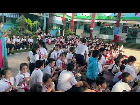 Video Múa lân Trung thu trường tiểu học Nguyễn Du 9/9/2022 - YouTube