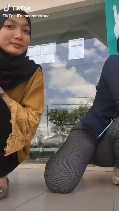 Awek tudung cute ketat menyangkung