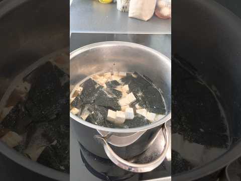 Making miso soup🍲