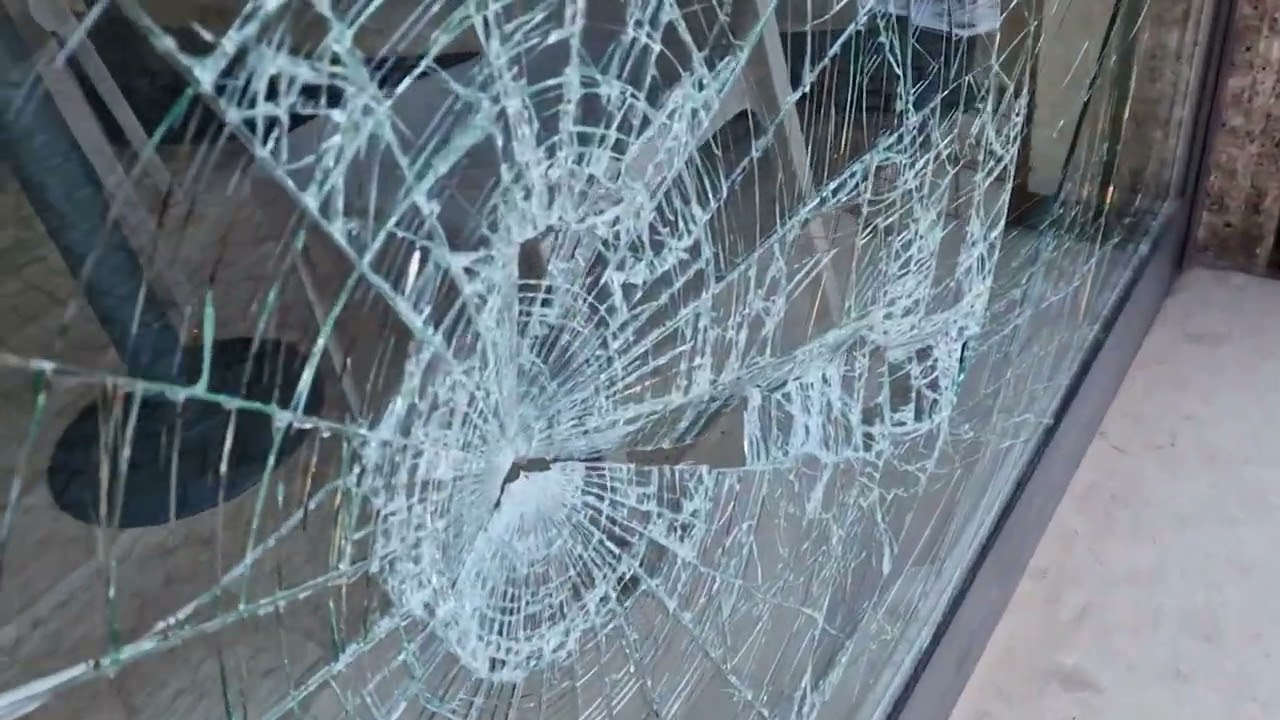 Vandalismo dopo una notte di follia alle vetrine del Bar Italia di Casalmaggiore, 27 luglio 2024