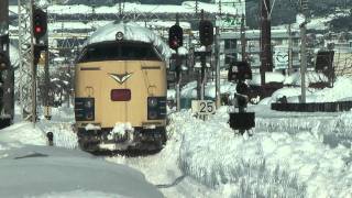 雪に埋もれた会津若松駅から脱出する583系