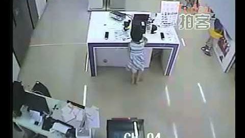 Mẹ và con cùng đi ăn cắp vặt Chỉ có ở Trung Quốc