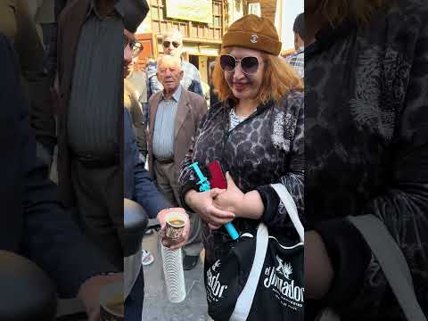 شاب انيق يبيع كهوة ويقرأ شعر على اسم الزبون 