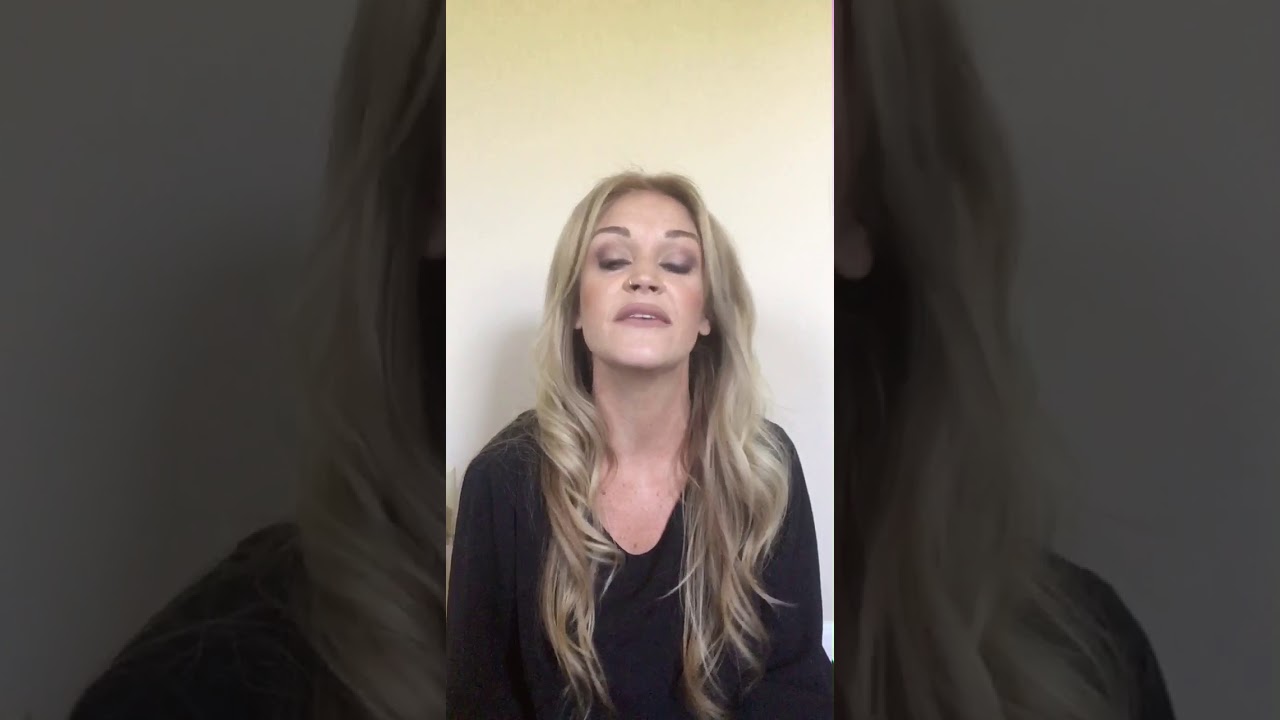 IT Cosmetics - How To Apply “Lash Blowout” Mascara!