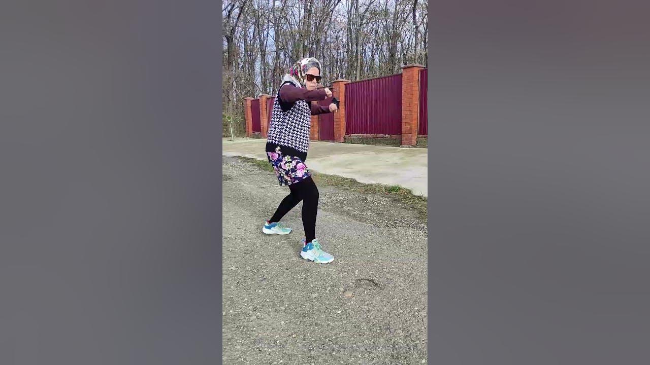 Бабка пляшет под Иц Май Лайф - YouTube
