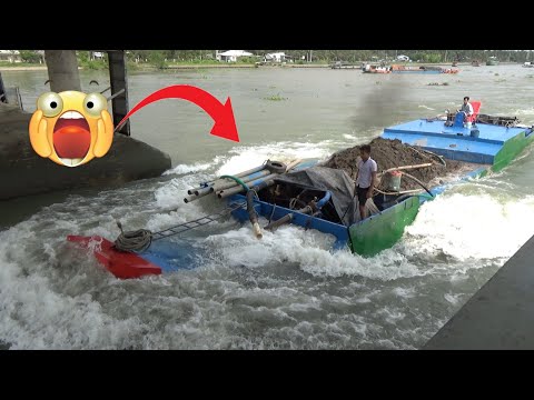 Video Sự bình tĩnh khó tin của những tài công dũng cảm miền... - youtube