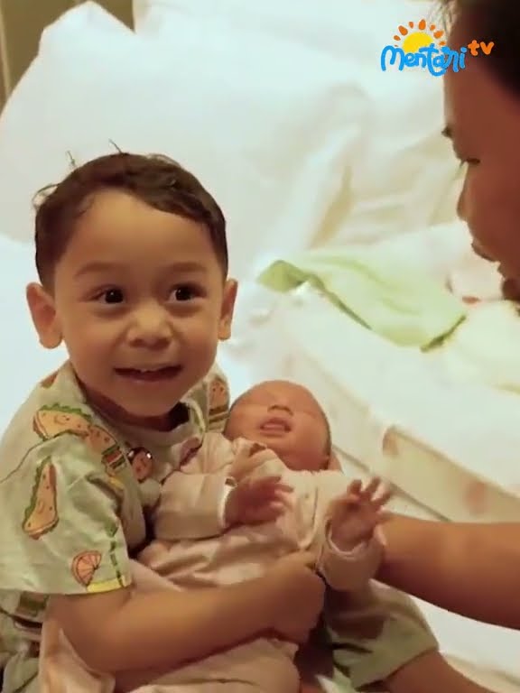 Gemashnyaa Abang L perhatian banget sama Adik Leshia? Sampe mau coba gendong lho #shorts