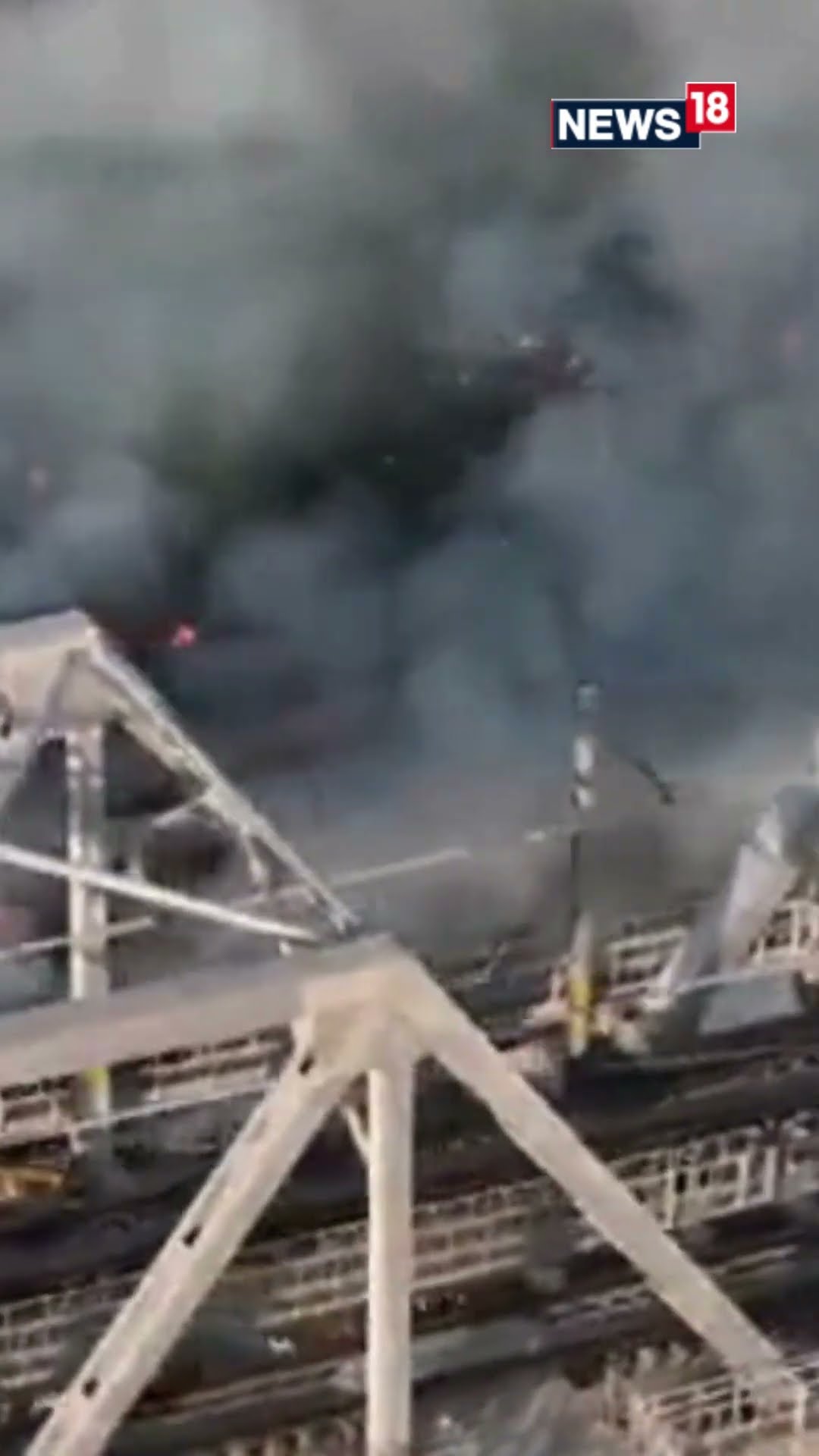 Brave Responders Quickly Douse Fire Caused By Cylinder Blast at #mahakumbh2025 | N18S