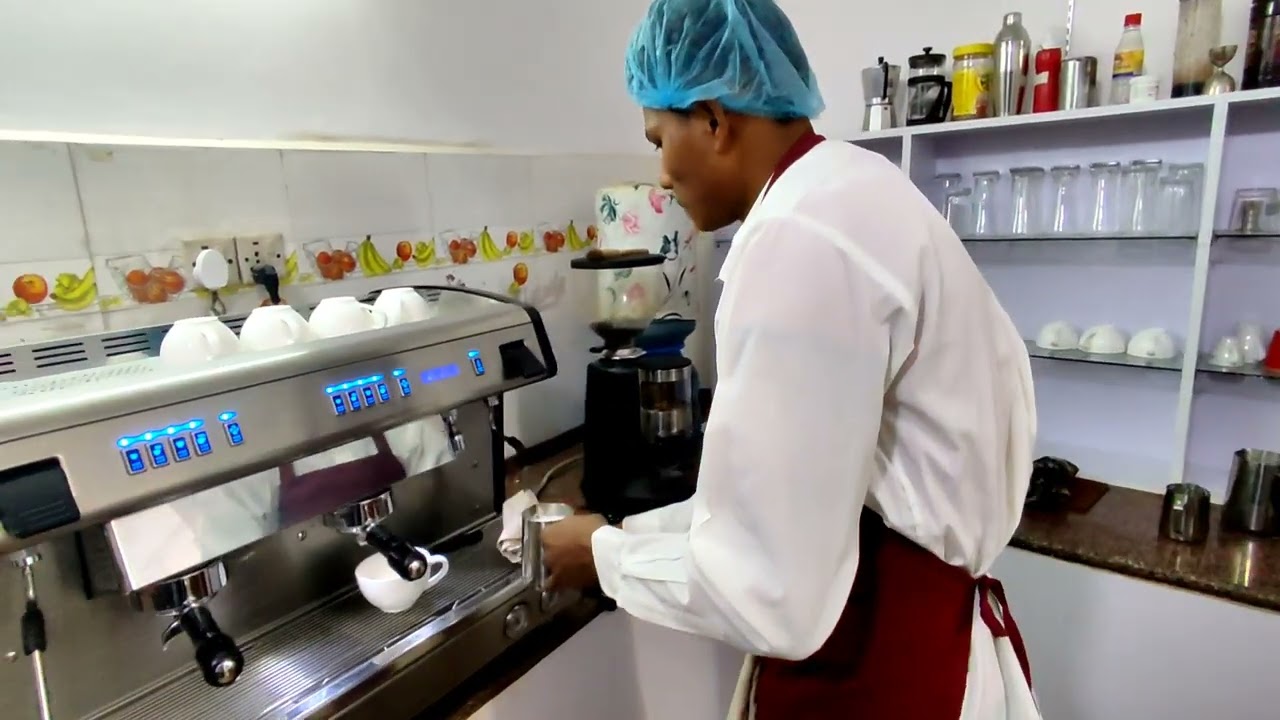 Barista Binod Chaudhary hace lattes
