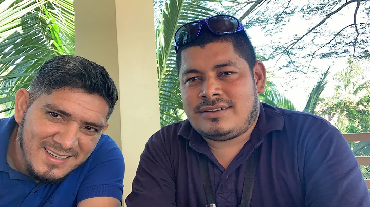 Yelvis Delcid y Cristian Urbina Saludando el Pblic...